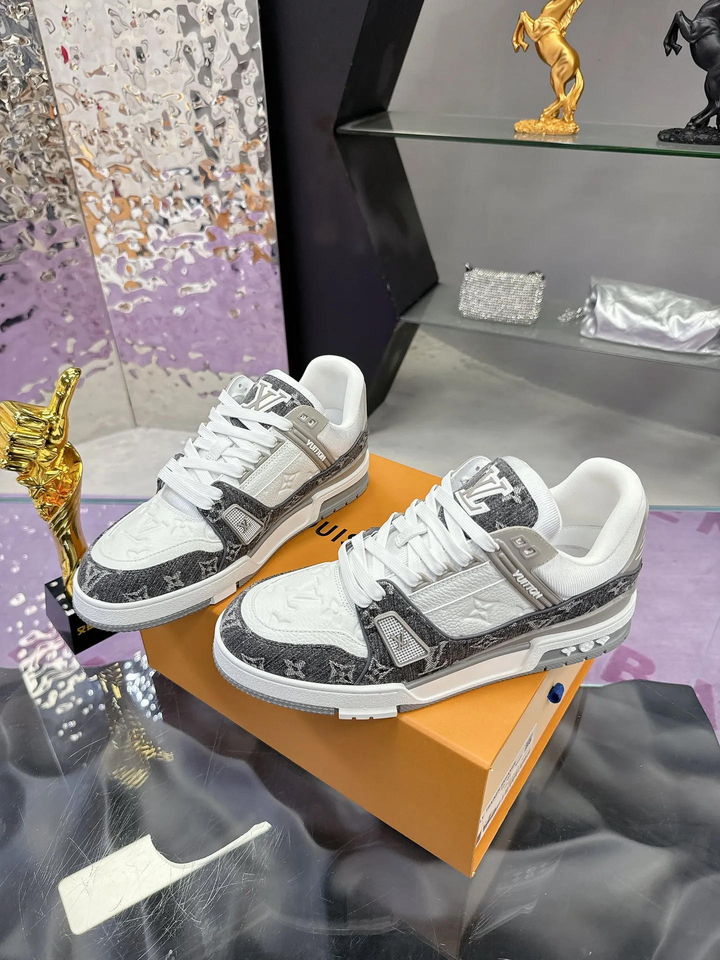 👟👟Ex-factory price 720👟👟 Original development, quality shipments, welcome to compare ❥❥❥❥❥❥LV Trainer Maxi sneakers series LV Trainer Maxi sneakers introduce the loose silhouette of the ready-to-wear series into the LV Trainer sneaker design written by Virgil Abloh, making an eye-catching appearance at the 2024 spring and summer men's wear show. The cow leather upper is combined with rough fabric laces, and colorful beading highlights the brand's classic elements. LV letters mark the tongue and Monogram floral outsole. Mixed materials Made of first-layer cowhide, wrapped in imported custom-printed denim, thick shoelace design, large Monogram print on the side, "lv 54" badges on the tongue and heel, rubber outsole decorated with Monogram flowers, mesh lining and cotton feet, the comfort is as extreme as ever, premium heritage, quality first, worth owning! Size: 35-40 for women, 39-44 for men (45 is custom-made and cannot be returned or exchanged) ♡Full set of packaging with original gift box
